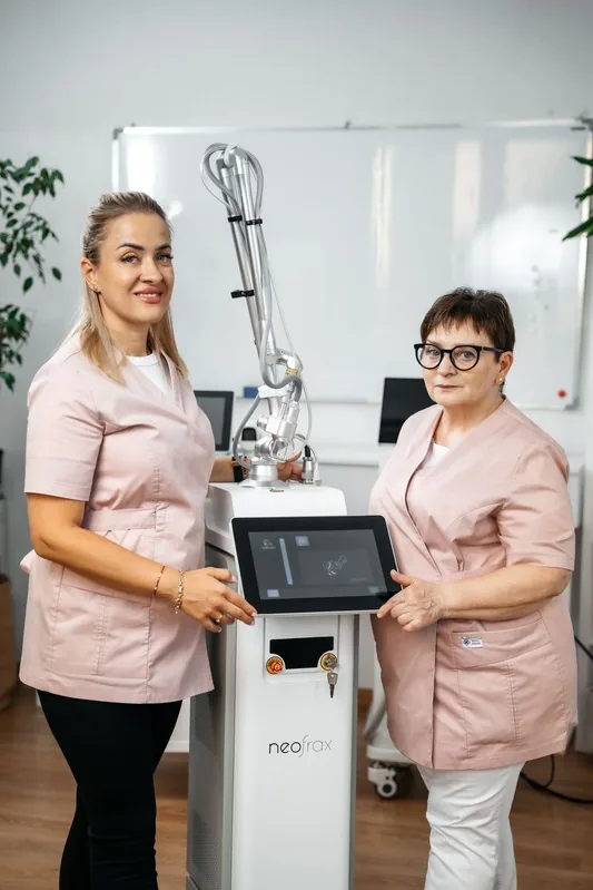 Marzena Dalecka i Katarzyna Pawlak przy urządzeniu do laseroterapii